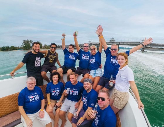การเฉลิมฉลองของทีมเรือในกิจกรรม "Kata Rocks Poker Run"