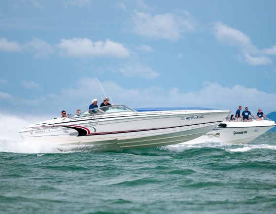 ภาพหลักของกิจกรรม "Kata Rocks Poker Run" พร้อมฉากการขับเรือความเร็วสูง