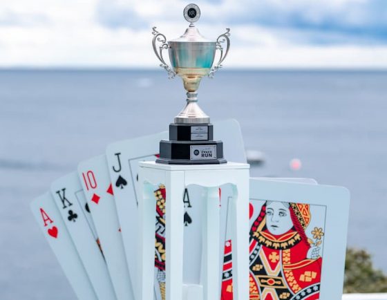 ถ้วยรางวัล Kata Rocks Poker Run และไพ่เล่น