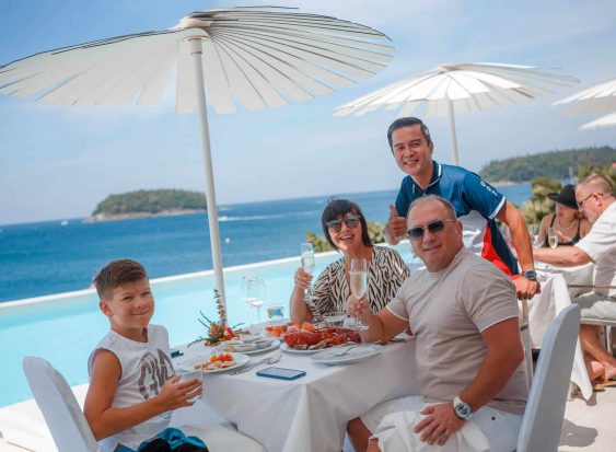 kata-rocks-seafood-lunch-smiling-family